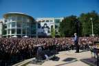 Gedenkfeier für Steve Jobs – Am 19. Oktober fand auf dem Apple Campus in Cupertino mit tausenden Apple-Angestellten eine Gedenkfeier für den zwei Wochen zuvor verstorbenen Steve Jobs statt.