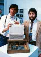 Apple I (1976) – Der erste Apple-Computer wurde für 666 US-Dollar verkauft — bekommen hat man dafür eigentlich 'nur' das Mainboard, denn Bildschirm und Tastatur, ja sogar das Netzteil musste man sich anderswo besorgen.