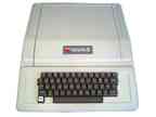 Apple II (1977) – Mit dem «Apple II» gelang dann der Durchbruch: der erste Personal Computer der Geschichte wurde 1977 auf den Markt gebracht — und schlug ein wie eine Bombe. Der Apple II war der erste richtige Computer (und überdies auch der le