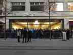 Wartende vor dem Zürcher Apple-Store – Donnerstag, 07:21 — von @macprime