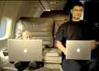 Szene aus der Apple-Werbung zum Original 17-Zoll PowerBook (2003)