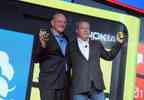 Steve Ballmer, CEO Microsoft, und Stephen Elop, CEO Nokia, mit dem neuen Nokia Lumia 920