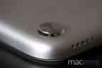 Ipod-touch-late-2012-7 – Als Neuheit verbaute Apple auf der Rückseite einen Knopf, welcher nach einem leichten Drücken aus dem Gehäuse ragt…