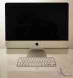 iMac 21.5-Zoll mit Fusion Drive (late 2012) – Von vorne betrachtet gleicht der neue iMac seinem Vorgänger wie ein Ei dem anderen.