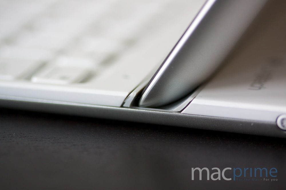 Das iPad sitzt in der Aussparung oberhalb der Tastatur und wird mittels Magneten zusätzlich befestigt.