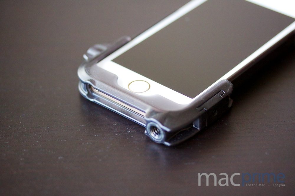 Durch einen einfach anzubringenden Aufsatz lässt sich das iPhone zum Beispiel an einem Stativ befestigen.