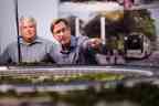 Apples CFO Peter Oppenheimer und Apples Immobilien-Chef Dan Whisenhunt vor dem Campus-2-Modell – Quelle: San Jose Mercury News