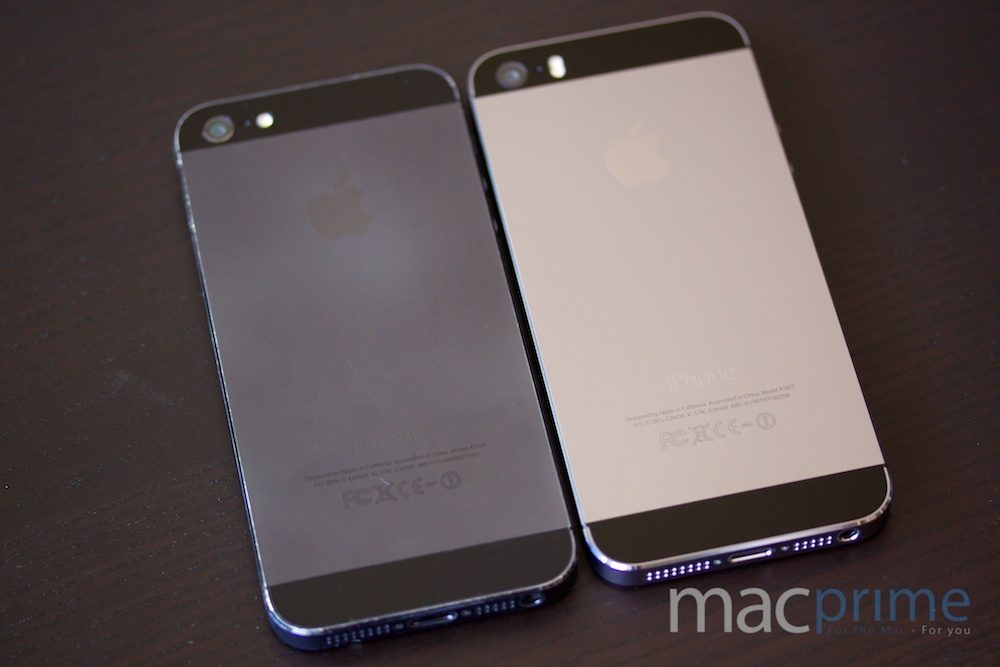 Schwarzes iPhone 5 links und spacegraues iPhone 5s rechts
