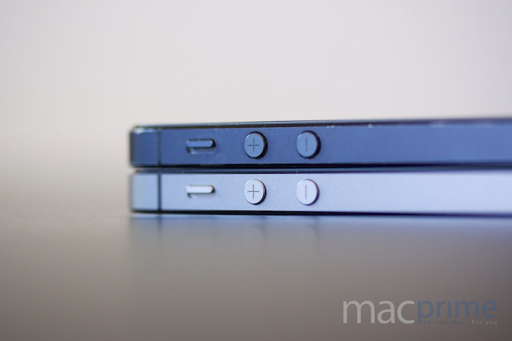 Schwarzes iPhone 5 oben und spacegraues iPhone 5s unten