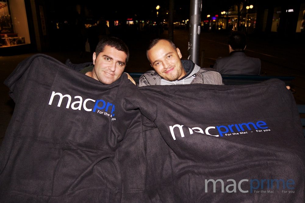 Diese beiden Herren sind aus Istanbul, Türkei, angereist und wollen sich ein neues iPhone 5s ergattern.