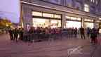 Iphone-day-2013-2 – Die Menschenschlage zog sich am Morgen um 7:40 Uhr um die Ecke beim ExLibris bis zum Mc-Donalds-Restaurant.