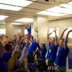 Iphone-day-2013-5 – Die Apple-Store-Mitarbeiter heizen ein.