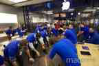 Iphone-day-2013-7 – Kurz vo 8 Uhr heizen die Apple-Store-Mitarbeiter nochmals mächtig ein.