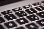 Tastatur – Hintergrundbeleuchtete Tastatur des 13-Zoll MacBook Pro mit Retina Display