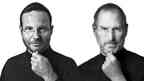 Der Schweizer Komiker Claudio Zuccolini (links) mimmt Steve Jobs (rechts) – Werbeplakat zu «iFach Zucco», welches an Albert Watson Jobs-Potrait erinnert