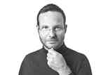 Der Schweizer Komiker Claudio Zuccolini mimmt Steve Jobs – Werbeplakat zu «iFach Zucco», welches an Albert Watson Jobs-Potrait erinnert