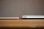 MacBook (12-Zoll Retina Display, Early 2015) – Das neue 12-Zoll MacBook (rechts) im Vergleich zum iPad Air (links)