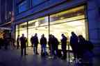 iPhone 6s Lancierung beim Apple Retail Store in Zürich – Einige Minuten vor der Türöffnung finden sich diejenigen vor dem Store ein, die ihren Abholungstermin um 8 Uhr haben.