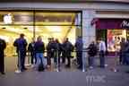 iPhone 6s Lancierung beim Apple Retail Store in Zürich – Einige Minuten vor der Türöffnung finden sich diejenigen vor dem Store ein, die ihren Abholungstermin um 8 Uhr haben.