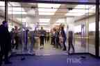 iPhone 6s Lancierung beim Apple Retail Store in Zürich – Bald geht es los. Die Store-Mitarbeiter machen lautstark Stimmung. Der Schweizer iPhone-6s-Verkauf beginnt in Kürze.