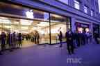 iPhone 6s Lancierung beim Apple Retail Store in Zürich – Bald geht es los. Die Store-Mitarbeiter machen lautstark Stimmung. Der Schweizer iPhone-6s-Verkauf beginnt in Kürze.