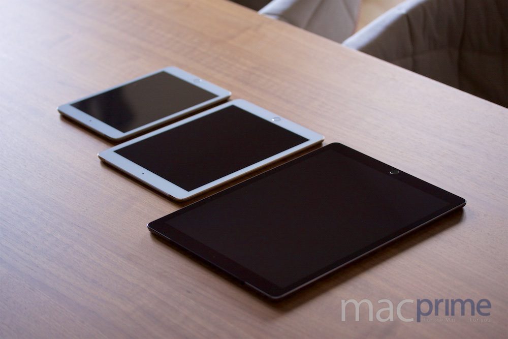 Rechts unten das neue iPad Pro in Space-Grau, in der Mitte das iPad Air 2 in Gold und links oben das iPad mini 3 in Silber