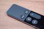 Neues Apple TV (2015) – Die neue «Apple TV / Siri Remote» mit Touch-Panel, Mikrofonen und Sensoren
