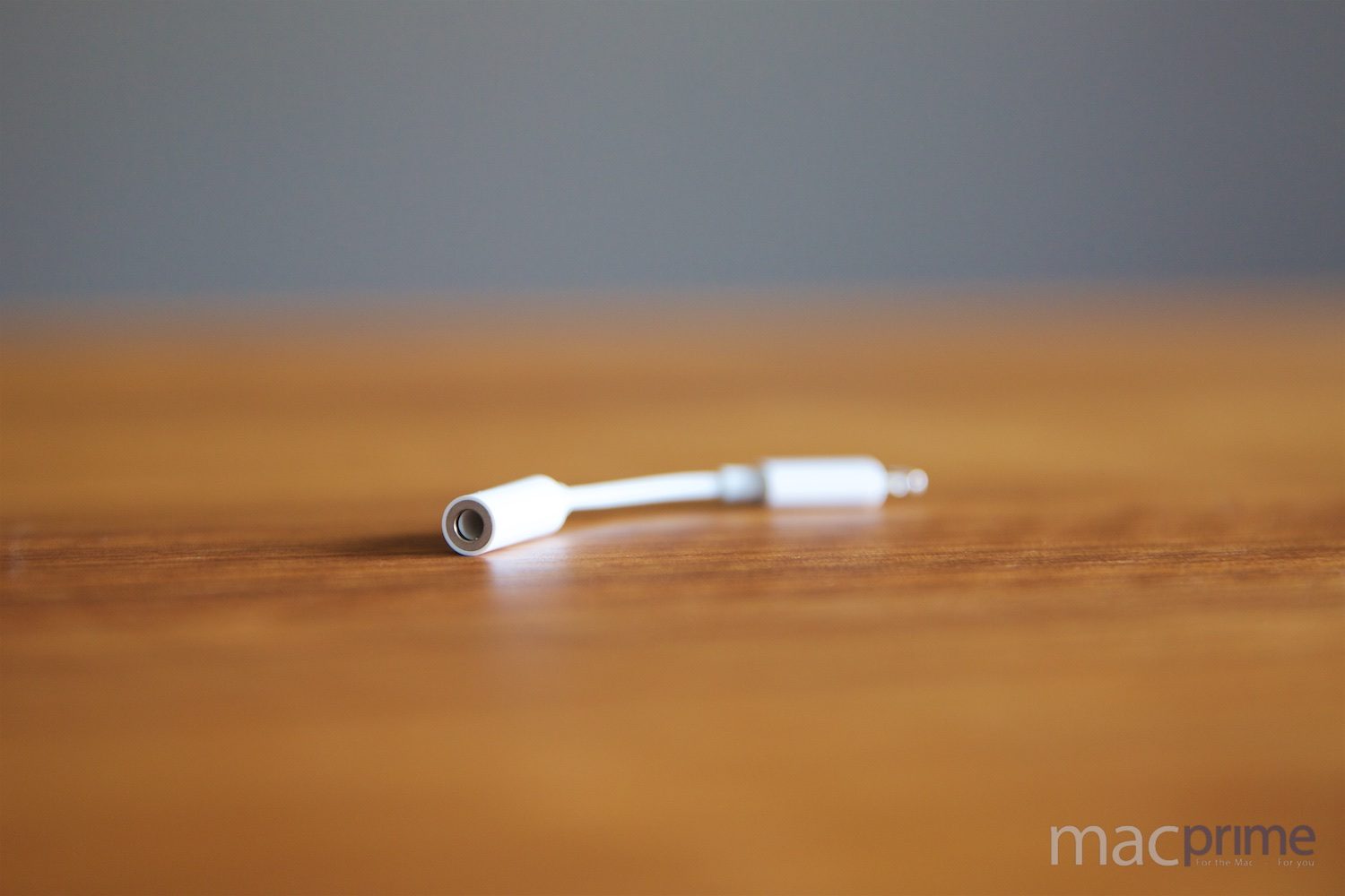 Der kleine Adapter erlaubt das Anschliessen eines 3.5mm-Kopfhörers an den Lightning-Anschluss des iPhone 7.