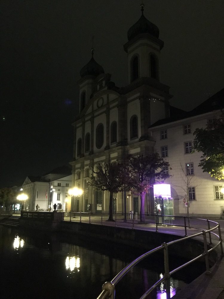 Die Jesuitenkirche in Luzern früh am Morgen bei geringem Licht.