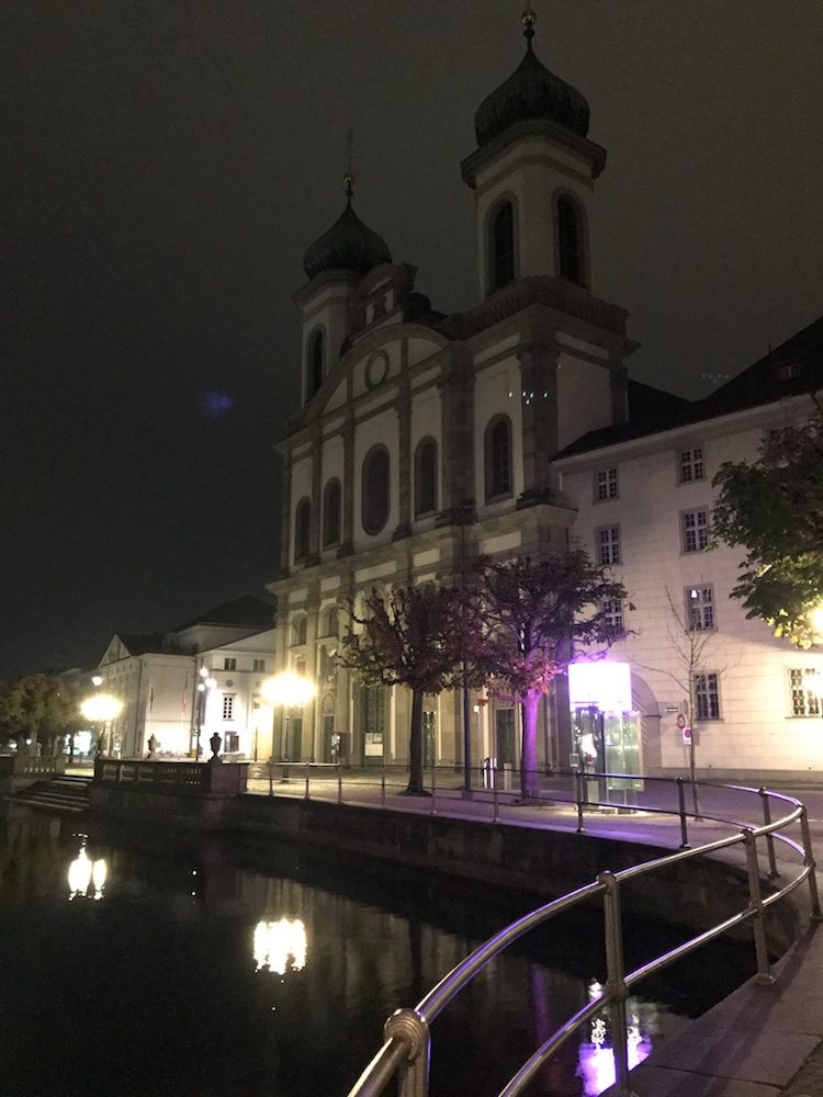 Deutlich helleres Bild mit natürlicherer Lichtfarbe.
Die Jesuitenkirche in Luzern früh am Morgen bei geringem Licht.