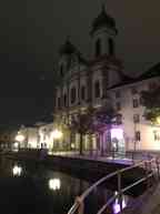 Vergleichsfoto neues iPhone 7 Plus – Deutlich helleres Bild mit natürlicherer Lichtfarbe.
Die Jesuitenkirche in Luzern früh am Morgen bei geringem Licht.