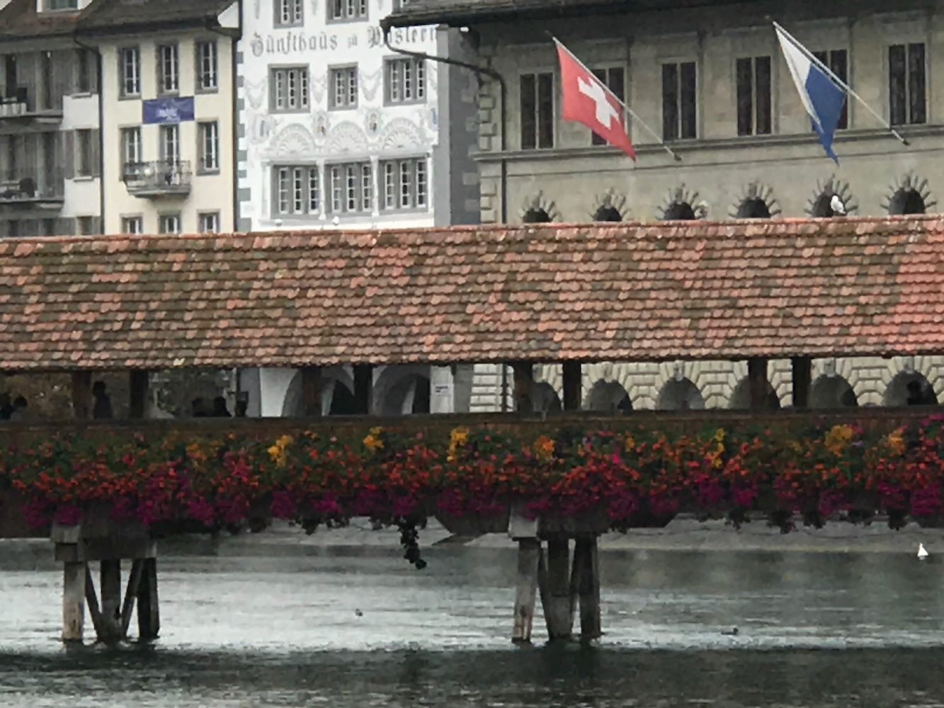Eindrücklicher digitaler Zoom: «Zunfthaus zu Pfistern» auf dem 10x eingezoomten Foto des iPhone 7 Plus gut lesbar — ganz anders beim vollen digitalen Zoom des iPhone 6s Plus.
Die Kappelbrücke in Luzern.