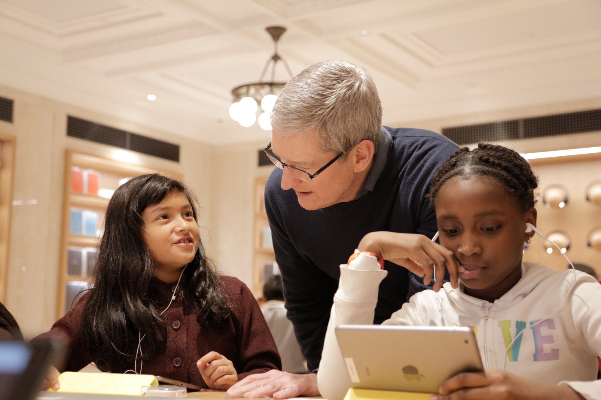 Apple-CEO Tim Cook besuchte 2015 ein «Hour of Code»-Workshop im Apple Store «Upper East Side» in New York