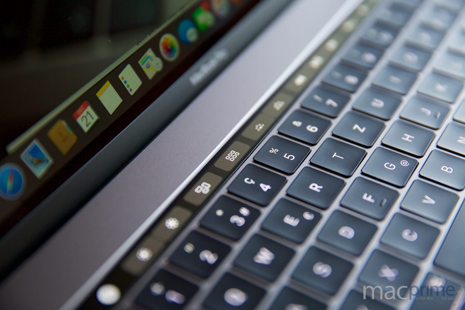 MacBook Pro mit Touch Bar (im Bild mit ausgeklapptem Control Strip)