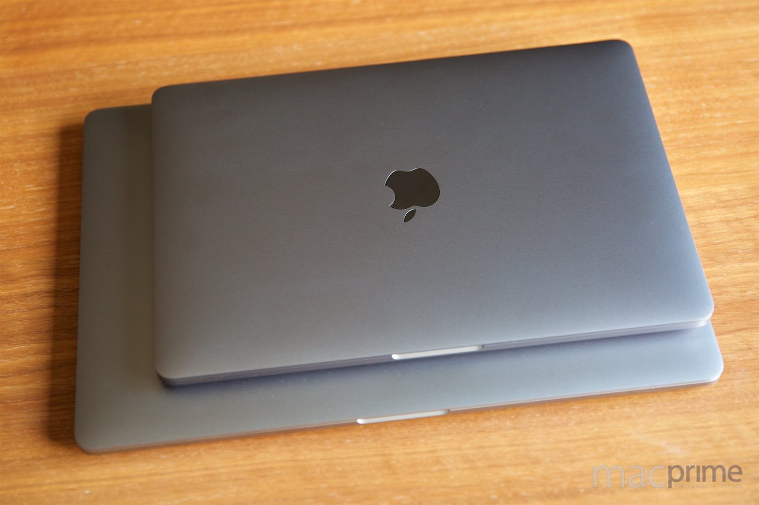 Das neue 13-Zoll MacBook Pro (ohne Touch Bar) und das neue 15-Zoll MacBook Pro im Grössenvergleich