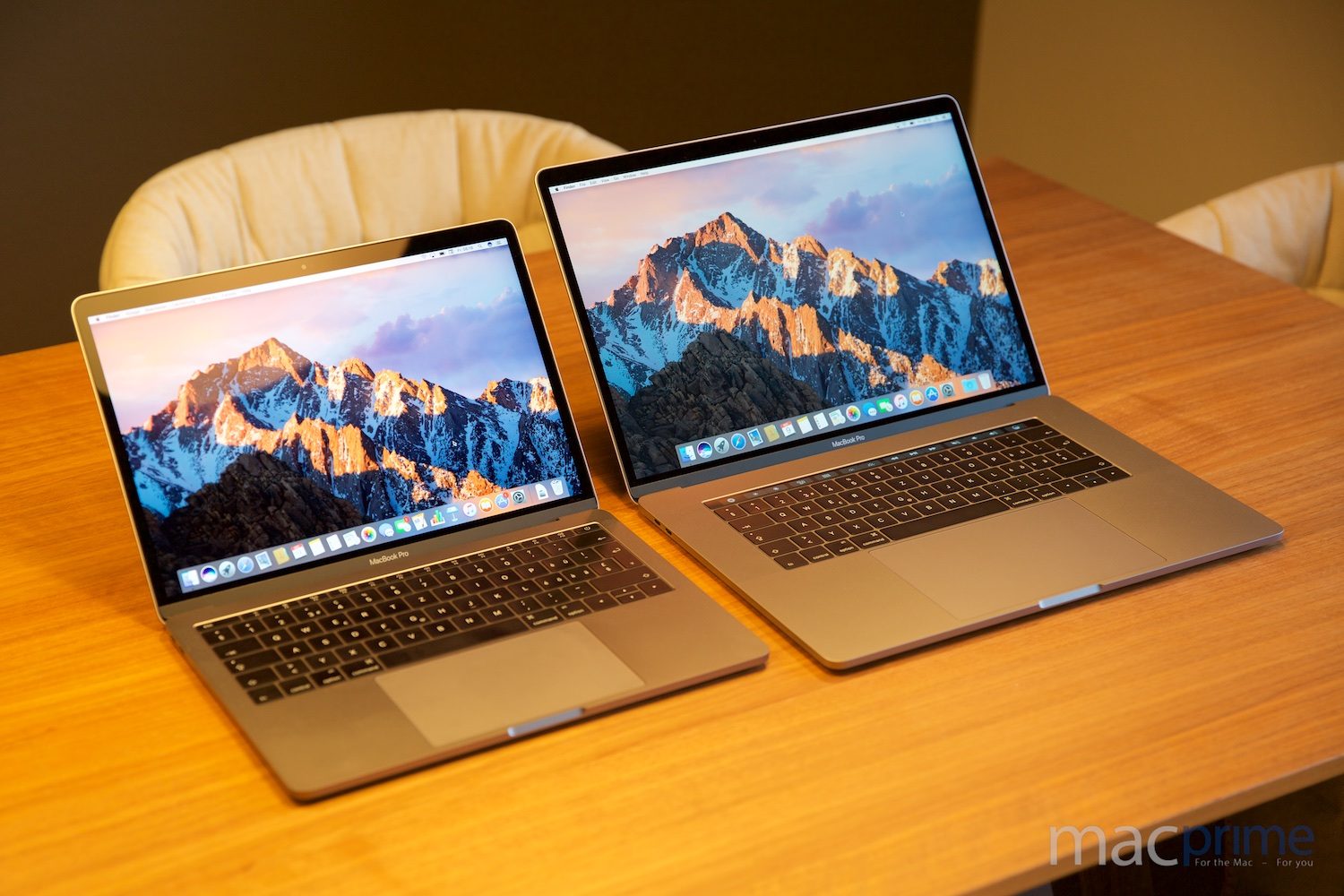 Klein und Gross: Das neue 13-Zoll MacBook Pro (links) und das neue 15-Zoll MacBook Pro (rechts) im Grössenvergleich