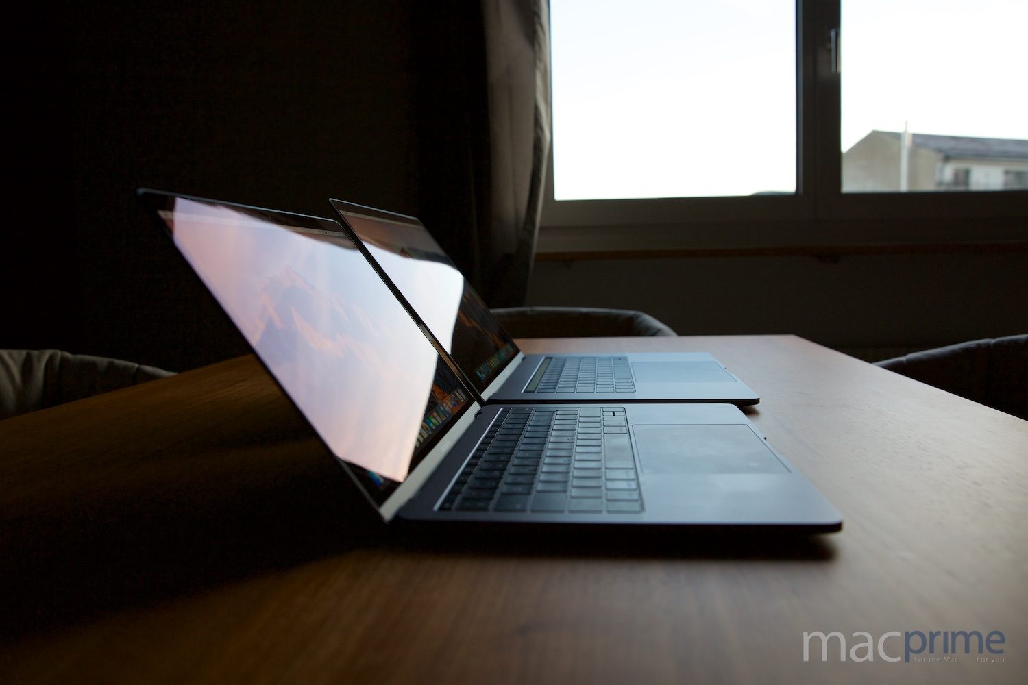 Das neue 13-Zoll MacBook Pro (vorne) und das neue 15-Zoll MacBook Pro (hinten) im Grössenvergleich