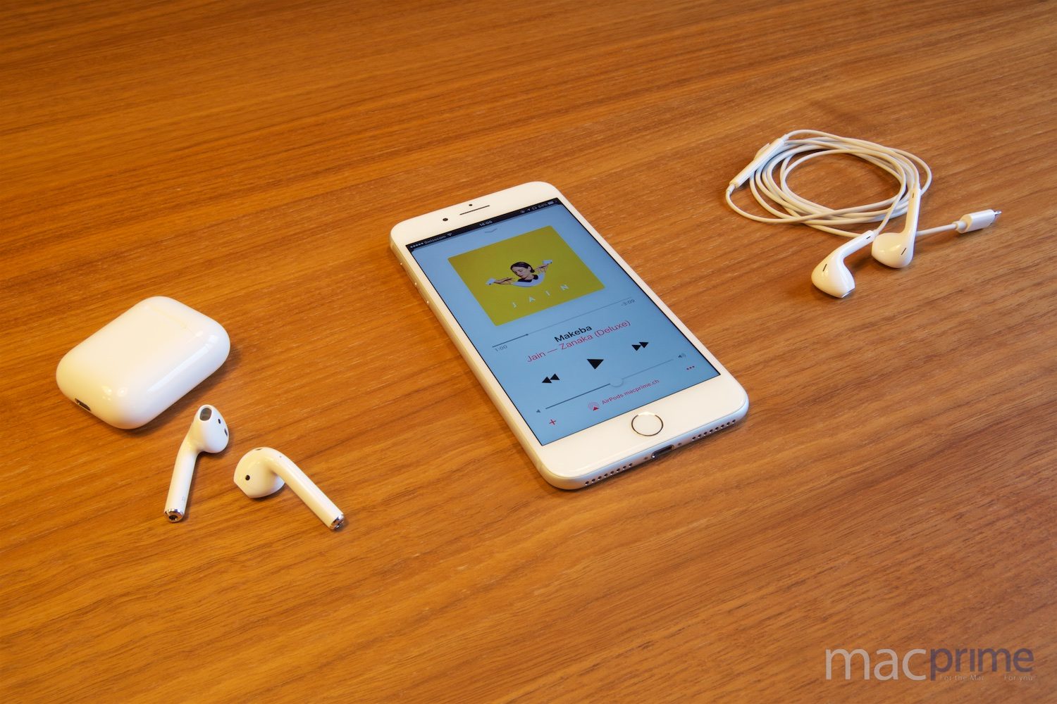 Kabel oder Funk — die EarPods (rechts) und die neuen AirPods (links) von Apple
