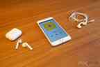 Apple AirPods – Kabel oder Funk — die EarPods (rechts) und die neuen AirPods (links) von Apple