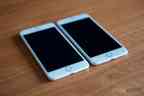 Das neue iPhone 8 Plus (rechts) und das iPhone 7 Plus (links) – Auf den ersten Blick gleicht das iPhone 8 Plus gänzlich den bisherigen iPhone-Modellen.