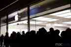 Bereits um halb 7 Uhr warteten über 250 Personen vor dem Zürcher Apple Store.
