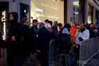 Haben eine lange Nacht hinter sich: die Wartenden vor dem Apple Bahnhofstrasse.