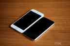 Schwarze Vorderseite – Das iPhone X ist auch in der silbernen Farbvariante vorne komplett in schwarz gehalten.