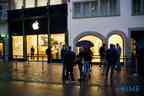 iPhone-12-Day in Zürich – Auch eine Viertelstunde vor Verkaufsstart sind noch nicht viel mehr Leute vor dem Store.
