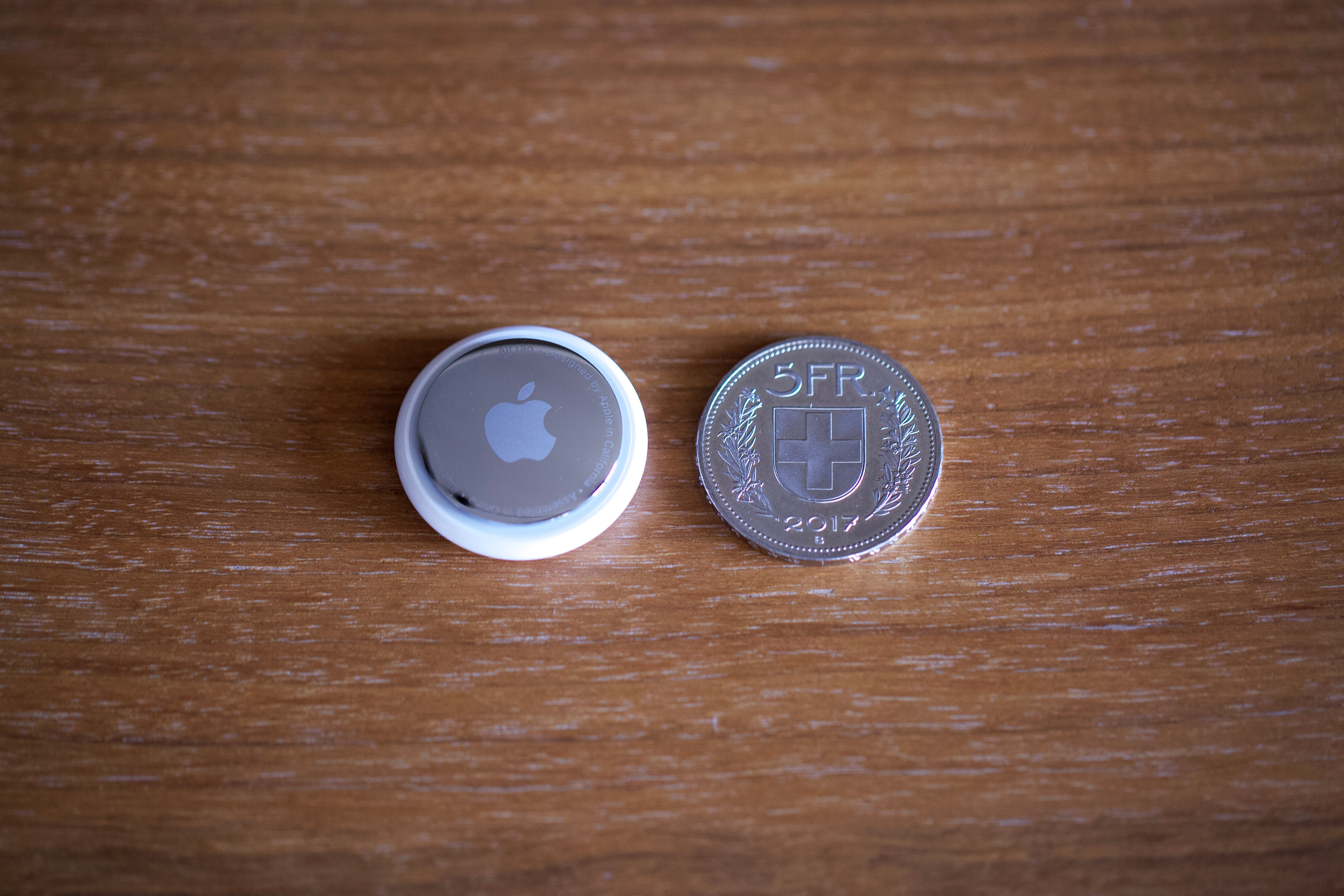 Das Tracking-Device von Apple hat einen Durchmesser von gut 3 Zentimeter.