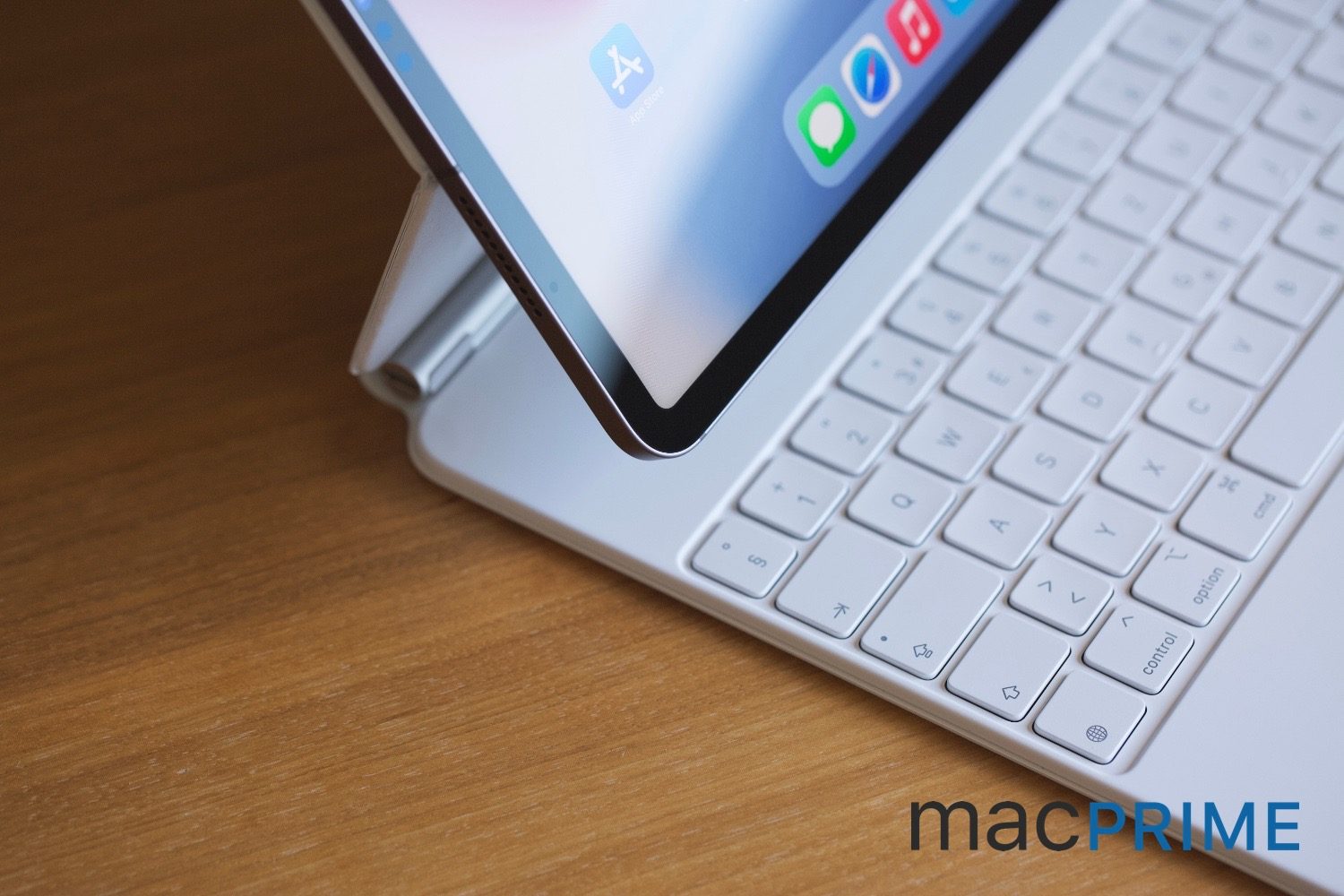 Das neue iPad Pro (2021) mit M1-Chip und weissem Magic Keyboard – und iPadOS 15