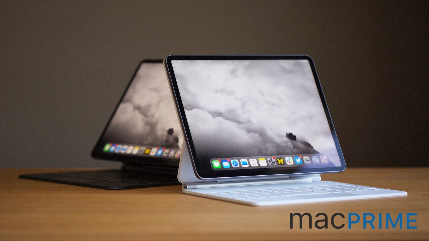 Das iPad Pro von 2020 mit dunklem Magic Keyboard und das neue iPad Pro 2021 mit der Tastatur-Hülle in Weiss.