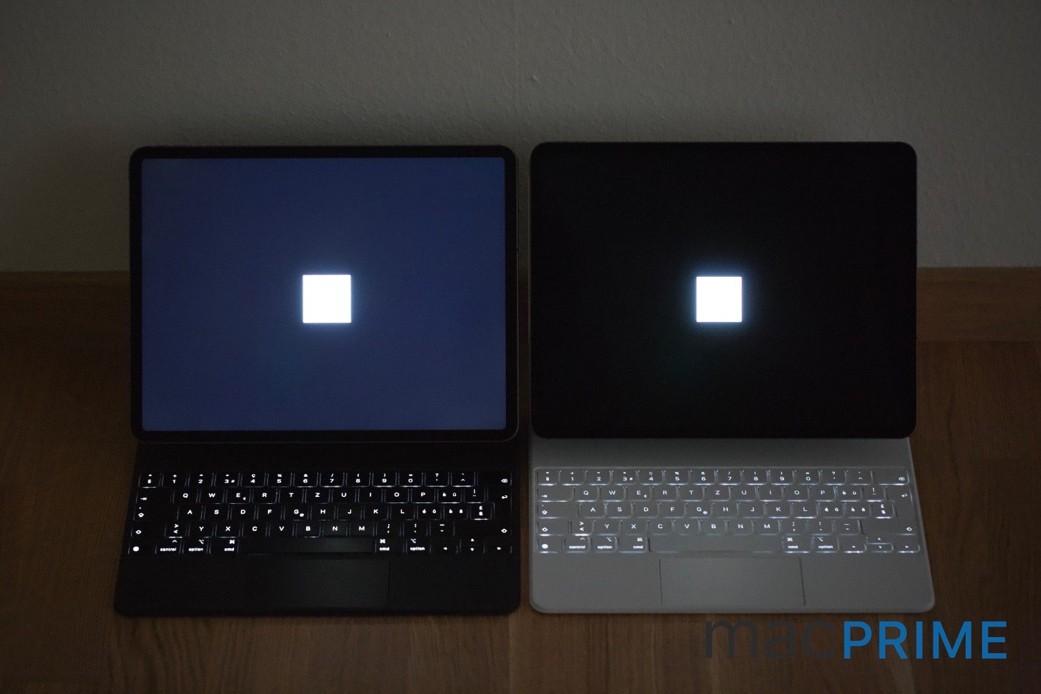 iPad Pro 2020 mit LCD links vs. iPad Pro 2021 mit mini-LED Display rechts. Beide Geräte zeigen ein komplett schwarzes Bild mit voll-weissem Quadrat und sind auf 100% Helligkeit eingestellt. Das Foto wurde in einem abgedunkelten Raum aufgenommen 