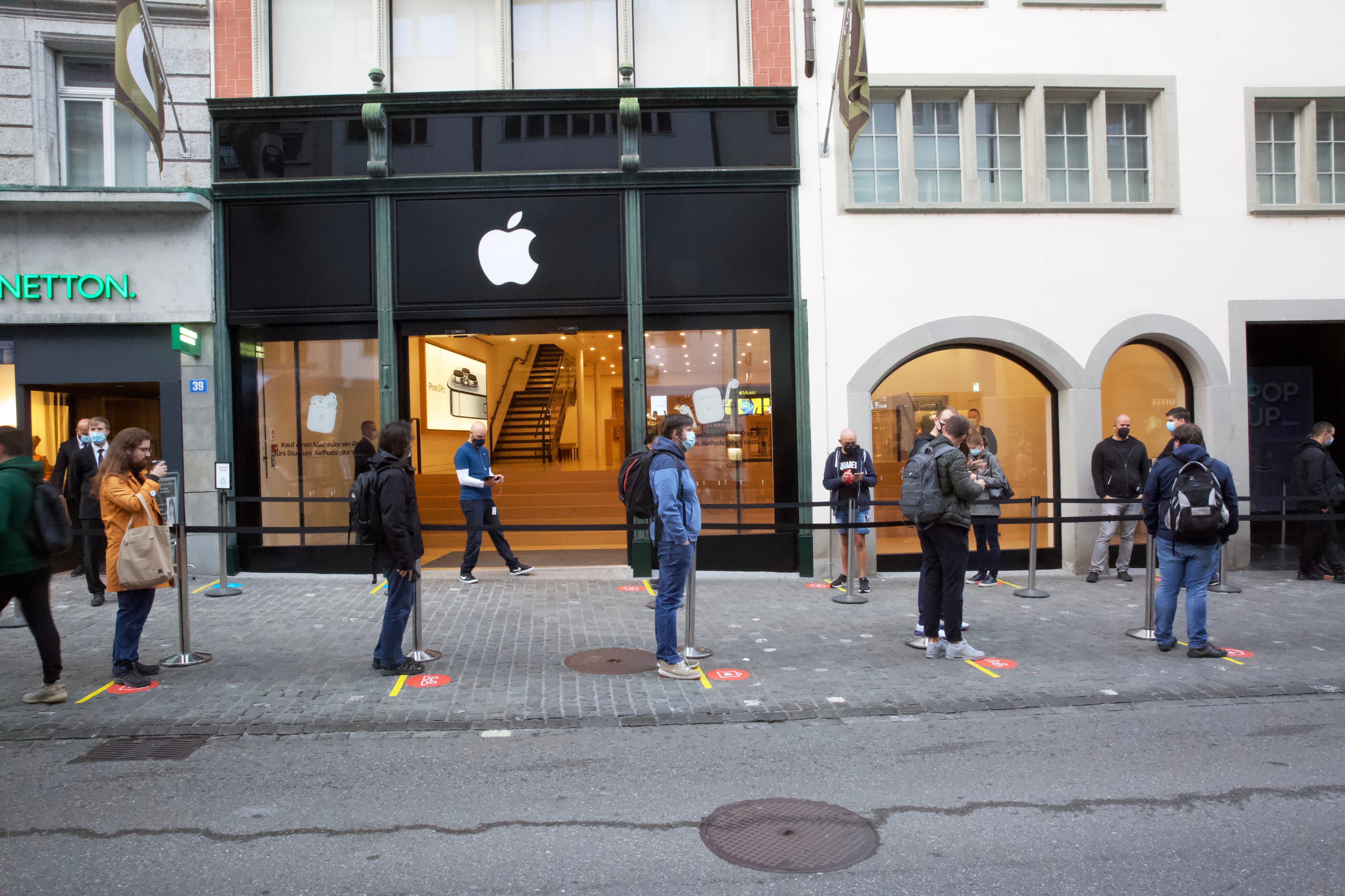 In Reih und Glied warten die baldigen iPhone-13-Besitzer vor dem Store auf ihren Slot.