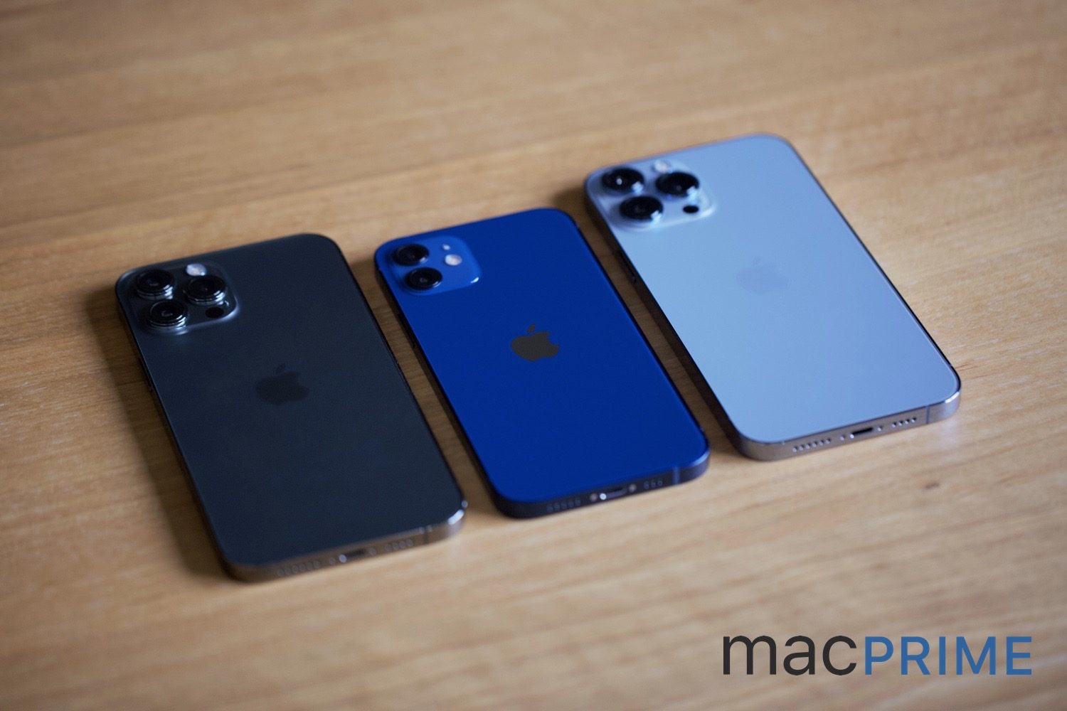 Farblicher Unterschied: Das «Graphit» beim iPhone 12 Pro Max und im Vergleich das «Blau» des iPhone 12 gegenüber dem «Sierrablau» des neuen iPhone 13 Pro Max.